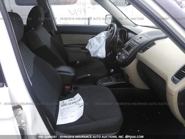 KNDJT2A69D7570618 - 2013 KIA SOUL +/!/SPORT WHITE photo 5