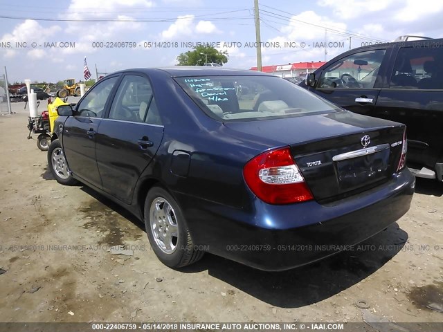 4T1BE32K42U572318 - 2002 TOYOTA CAMRY LE/XLE/SE ლურჯი ფოტო 3