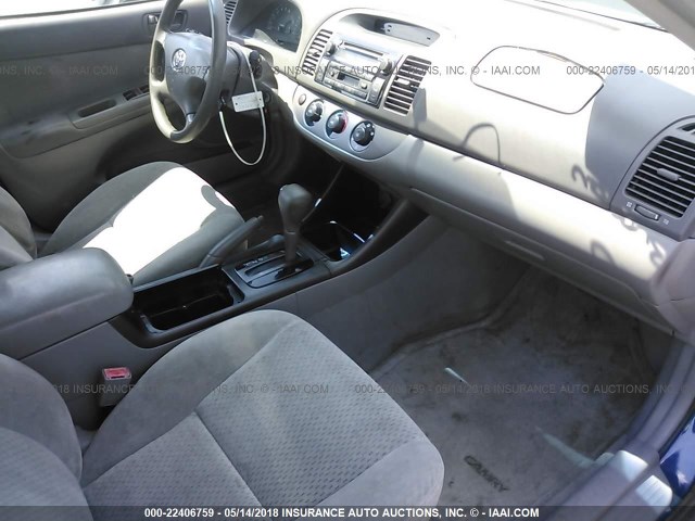 4T1BE32K42U572318 - 2002 TOYOTA CAMRY LE/XLE/SE ლურჯი ფოტო 5