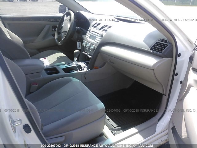 4T1BE46K69U912059 - 2009 TOYOTA CAMRY SE/LE/XLE WHITE photo 5