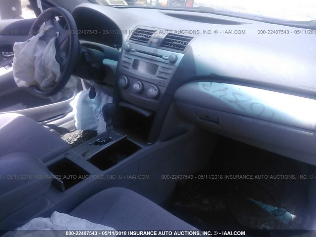 4T4BF3EKXBR205809 - 2011 TOYOTA CAMRY SE/LE/XLE GRAY photo 5