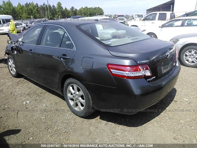 4T4BF3EK3AR042970 - 2010 TOYOTA CAMRY SE/LE/XLE GRAY photo 3