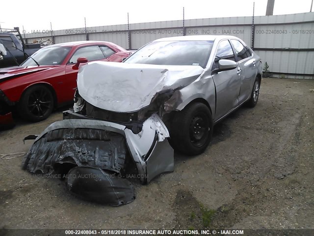 4T1BF1FK3HU277750 - 2017 TOYOTA CAMRY LE/XLE/SE/XSE SILVER photo 2