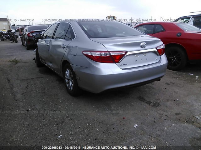 4T1BF1FK3HU277750 - 2017 TOYOTA CAMRY LE/XLE/SE/XSE SILVER photo 3