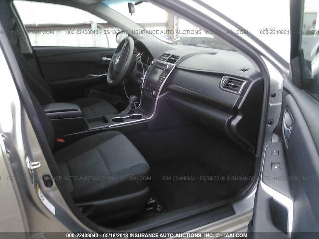 4T1BF1FK3HU277750 - 2017 TOYOTA CAMRY LE/XLE/SE/XSE SILVER photo 5