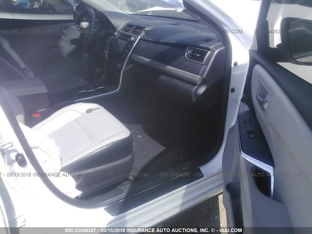 4T1BF1FK2GU119477 - 2016 TOYOTA CAMRY LE/XLE/SE/XSE თეთრი ფოტო 5