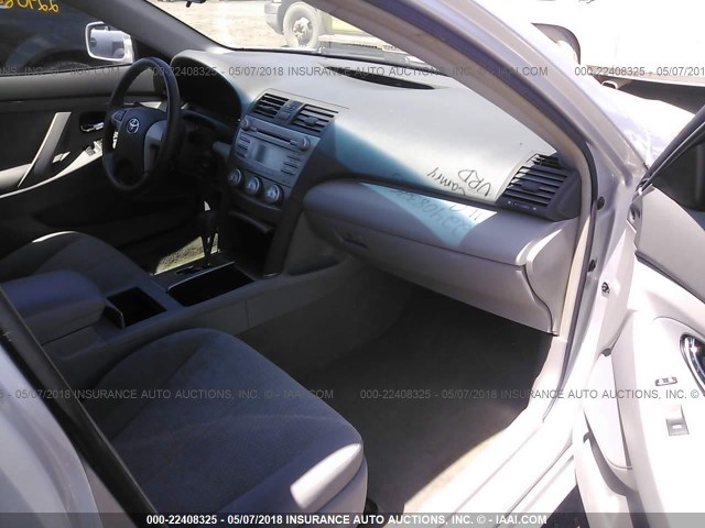 4T1BF3EK6BU715326 - 2011 TOYOTA CAMRY SE/LE/XLE SILVER photo 5