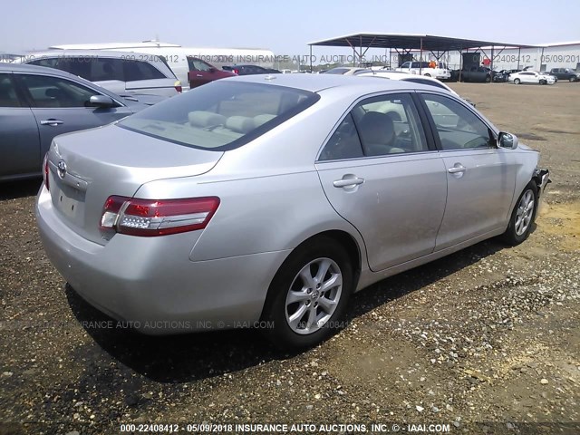 4T4BF3EKXAR076842 - 2010 TOYOTA CAMRY SE/LE/XLE ვერცხლისფერი ფოტო 4