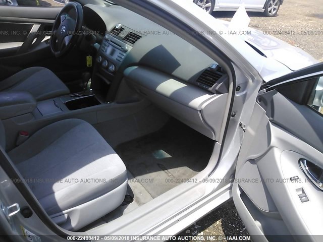 4T4BF3EKXAR076842 - 2010 TOYOTA CAMRY SE/LE/XLE ვერცხლისფერი ფოტო 5