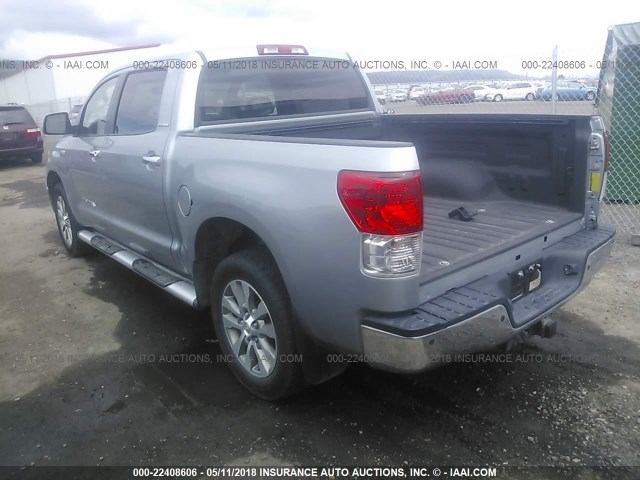 5TFHY5F14AX098614 - 2010 TOYOTA TUNDRA CREWMAX LIMITED SILVER photo 3