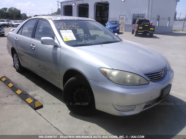 JTDBE32K563056422 - 2006 TOYOTA CAMRY LE/XLE SILVER photo 1