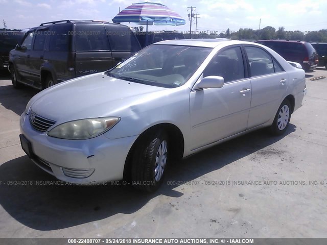 JTDBE32K563056422 - 2006 TOYOTA CAMRY LE/XLE SILVER photo 2