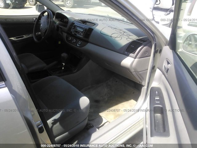 JTDBE32K563056422 - 2006 TOYOTA CAMRY LE/XLE SILVER photo 5