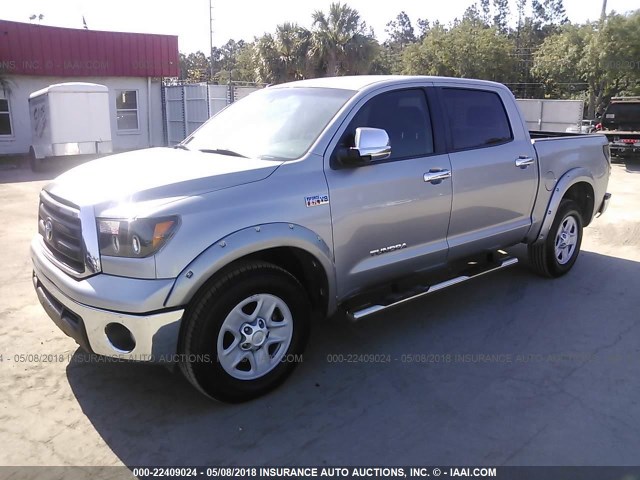 5TFEY5F18DX140449 - 2013 TOYOTA TUNDRA CREWMAX SR5 SILVER photo 2