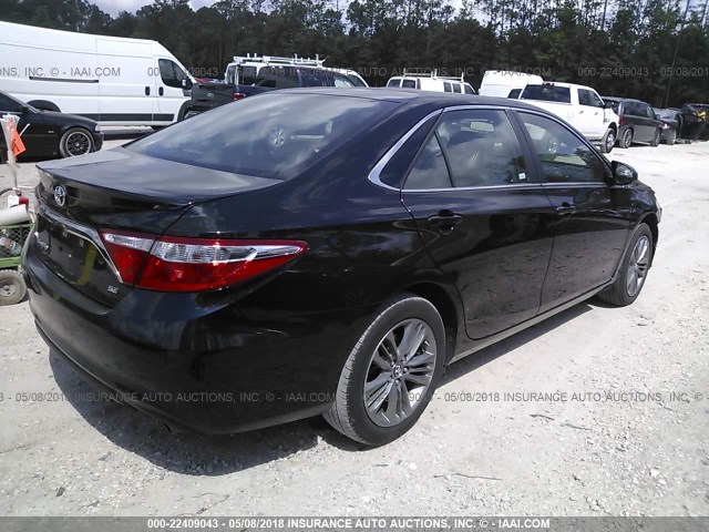 4T1BF1FKXHU425277 - 2017 TOYOTA CAMRY LE/XLE/SE/XSE BLACK photo 4