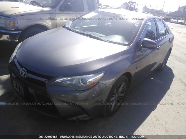 4T1BF1FK5FU948087 - 2015 TOYOTA CAMRY LE/XLE/SE/XSE GRAY photo 2