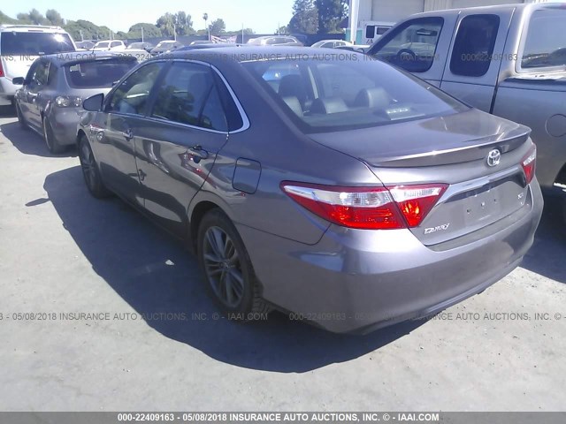 4T1BF1FK5FU948087 - 2015 TOYOTA CAMRY LE/XLE/SE/XSE GRAY photo 3