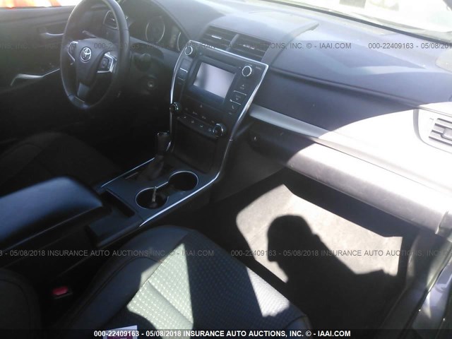 4T1BF1FK5FU948087 - 2015 TOYOTA CAMRY LE/XLE/SE/XSE Grau Foto 5