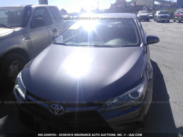 4T1BF1FK5FU948087 - 2015 TOYOTA CAMRY LE/XLE/SE/XSE Grau Foto 6