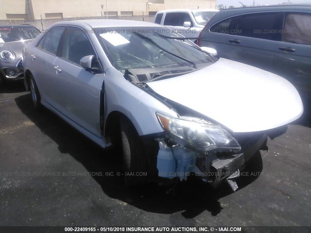 4T1BF1FK3EU406551 - 2014 TOYOTA CAMRY L/SE/LE/XLE 银色 照片 1