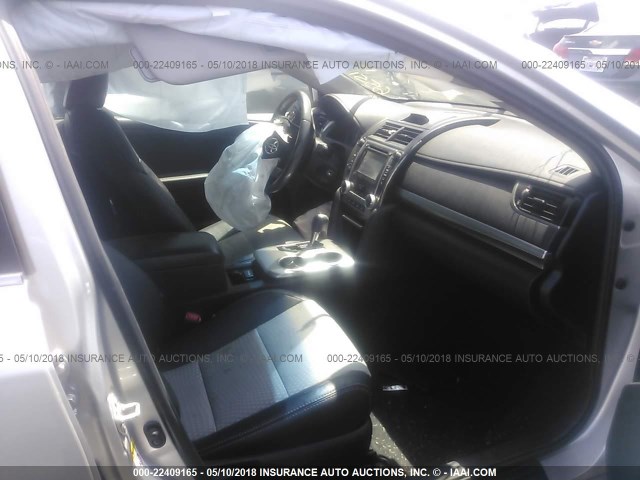 4T1BF1FK3EU406551 - 2014 TOYOTA CAMRY L/SE/LE/XLE 银色 照片 5