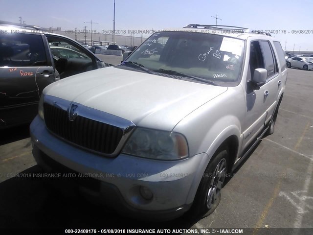 5LMFU27R94LJ43993 - 2004 LINCOLN NAVIGATOR WHITE photo 2