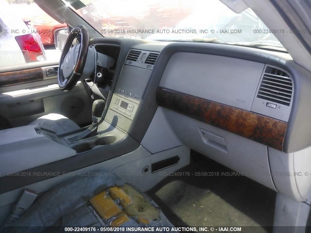 5LMFU27R94LJ43993 - 2004 LINCOLN NAVIGATOR WHITE photo 5