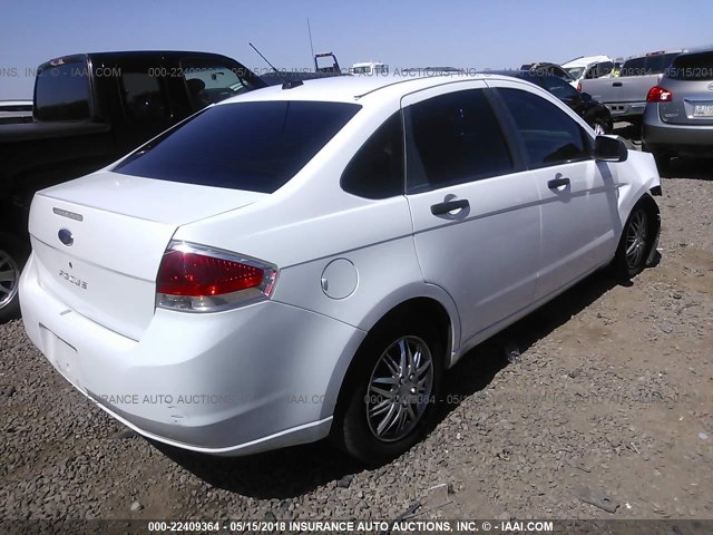 1FAHP34N78W119331 - 2008 FORD FOCUS S/SE WHITE photo 4