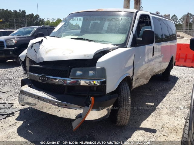 1GAHG35U761209159 - 2006 CHEVROLET EXPRESS G3500  WHITE photo 2