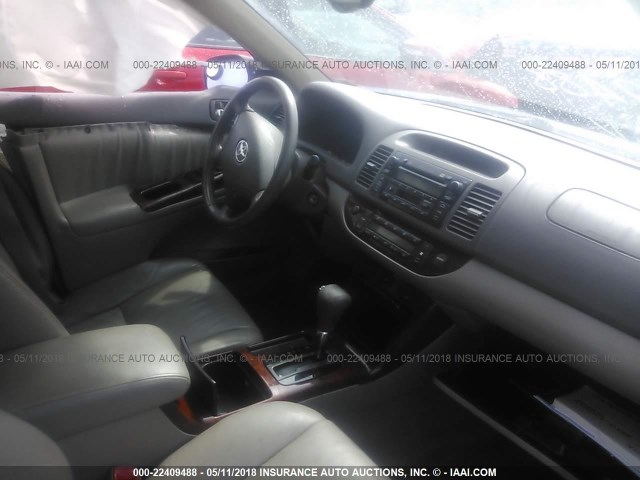 4T1BE30K15U604147 - 2005 TOYOTA CAMRY LE/XLE/SE შავი ფოტო 5