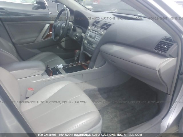 4T1BE46K09U893766 - 2009 TOYOTA CAMRY SE/LE/XLE ვერცხლისფერი ფოტო 5
