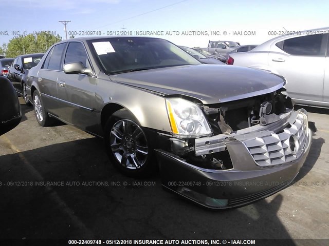 1G6KP5E94AU132507 - 2010 CADILLAC DTS PLATINUM GOLD photo 1