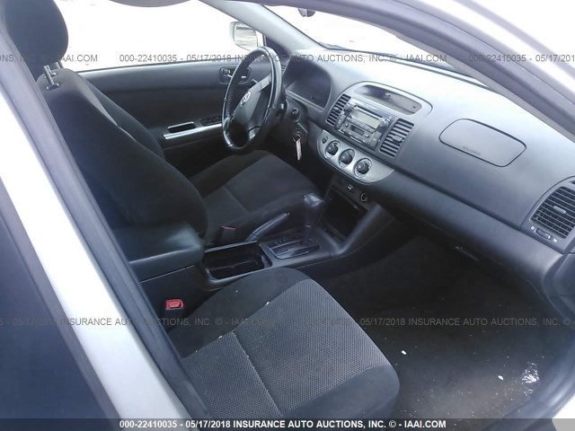 4T1BE32K65U085884 - 2005 TOYOTA CAMRY LE/XLE/SE 银色 照片 5