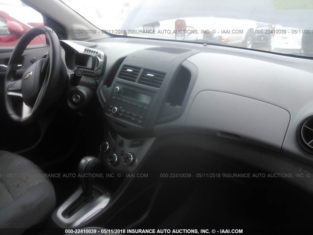 1G1JA5SG5D4185114 - 2013 CHEVROLET SONIC LS ნაცრისფერი ფოტო 5