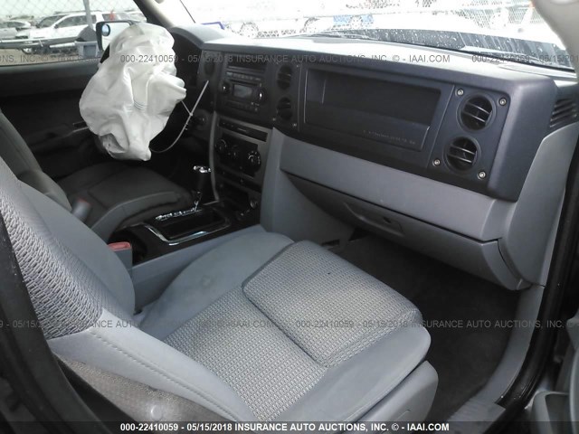 1J8HG48KX6C205904 - 2006 JEEP COMMANDER BLACK photo 5