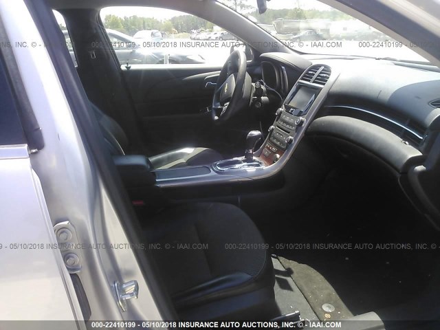 1G11C5SA1DF356645 - 2013 CHEVROLET MALIBU 1LT 银色 照片 5