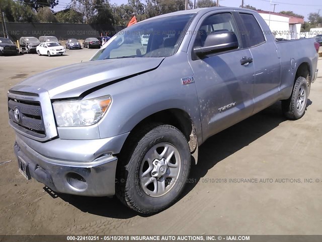 5TFUY5F13BX205328 - 2011 TOYOTA TUNDRA DOUBLE CAB SR5 SILVER photo 2