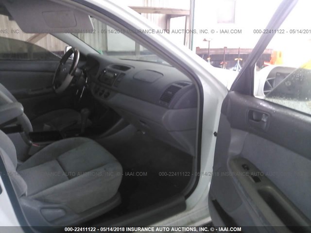 4T1BE32K13U178695 - 2003 TOYOTA CAMRY LE/XLE/SE Ақ фото 5