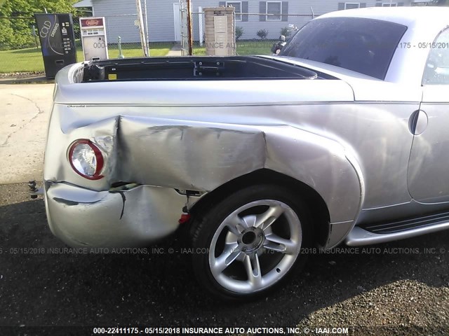 1GCES14H35B115628 - 2005 CHEVROLET SSR 银色 照片 6
