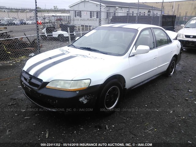 1HGCF85482A049287 - 2002 HONDA ACCORD DX WHITE photo 2