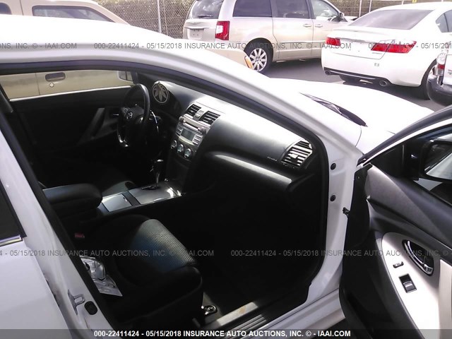 4T1BK46K98U566113 - 2008 TOYOTA CAMRY LE/XLE/SE თეთრი ფოტო 5