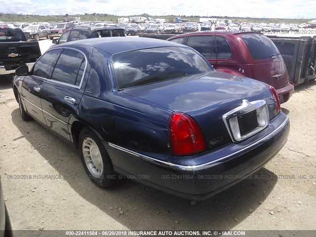 1LNHM81W22Y662591 - 2002 LINCOLN TOWN CAR EXECUTIVE BLUE photo 3