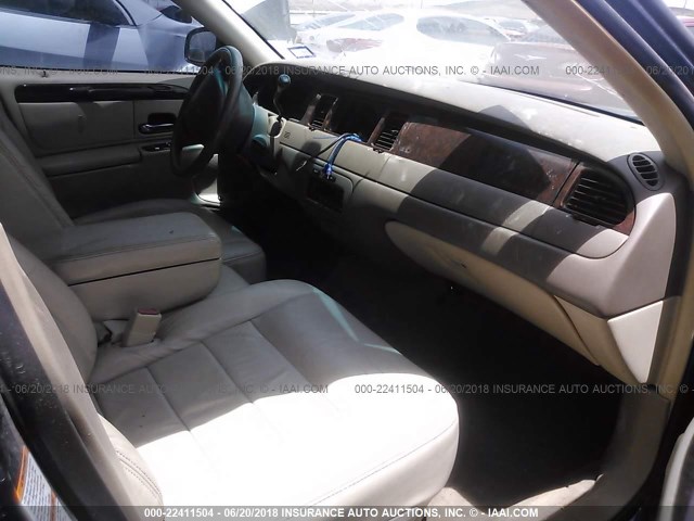 1LNHM81W22Y662591 - 2002 LINCOLN TOWN CAR EXECUTIVE Blau Foto 5