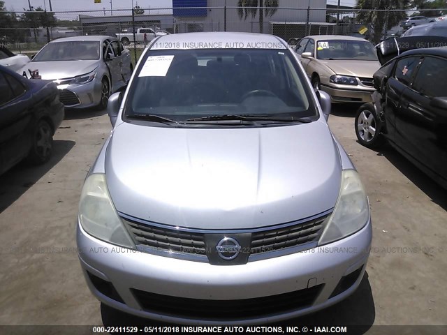 3N1BC13E68L380945 - 2008 NISSAN VERSA S/SL SILVER photo 6