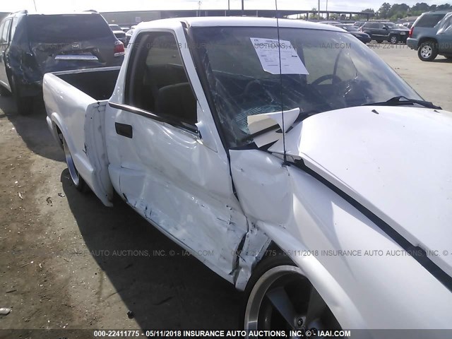 1GCCS14H338175541 - 2003 CHEVROLET S TRUCK S10 WHITE photo 6