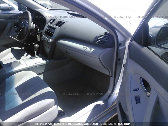 4T1BK3EK5AU111468 - 2010 TOYOTA CAMRY SE/LE/XLE SILVER photo 5
