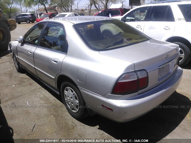 1HGCD5682TA120345 - 1996 HONDA ACCORD DX 25TH ANNIVERSARY SILVER photo 3