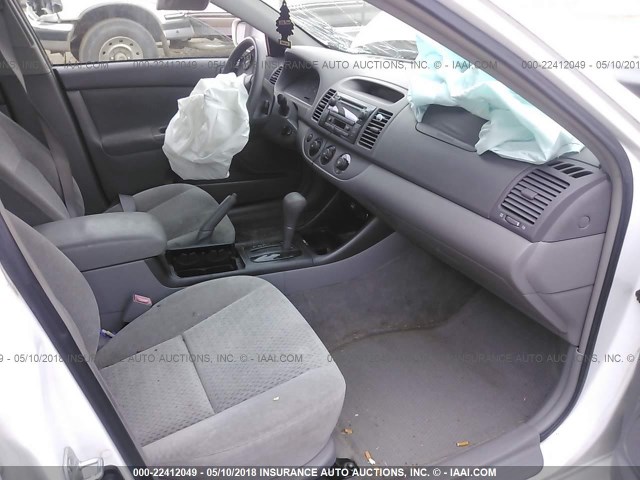 4T1BE32KX2U562005 - 2002 TOYOTA CAMRY LE/XLE/SE თეთრი ფოტო 5