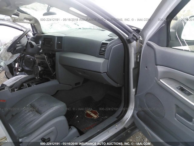 1J4HR48NX5C691411 - 2005 JEEP GRAND CHEROKEE LAREDO/COLUMBIA/FREEDOM 银色 照片 5