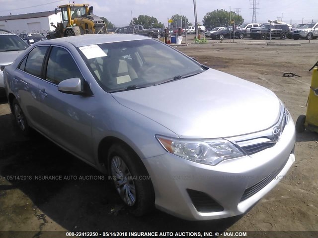 4T1BF1FK7DU709346 - 2013 TOYOTA CAMRY L/SE/LE/XLE 银色 照片 1
